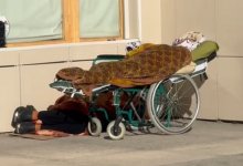 Женщина с сыном-инвалидом ночевала у дверей акимата Мангистауской области (ВИДЕО)