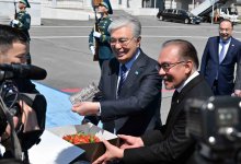 Торт с клубникой подарили Токаеву в честь дня рождения