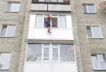 В Кокшетау трехлетний малыш случайно заперся в квартире с младенцем