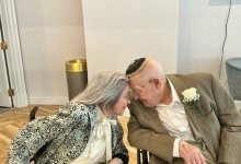 100-летний мужчина женился на 102-летней женщине в Америке