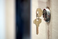 Мужчину с подозрением на инфаркт спасли в запертой квартире в Кокшетау (ВИДЕО)