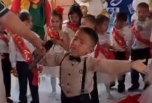 Пятилетний мальчик довел до слез казахстанцев песней на выпускном в саду (ВИДЕО)