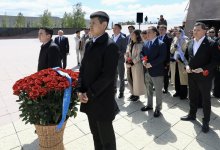 Члены партии AMANAT возложили цветы в музейно-мемориальном комплексе АЛЖИР