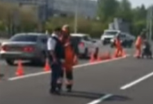 Видео удивило Казнет: в Астане водитель автобуса устроил разборки с дорожником