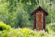 “Сколько еще нужно смертей?”: проблему уличных туалетов поднял общественник