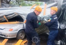 Крыша склада упала на авто в Актобе