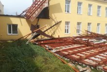 Штормовой ветер сорвал крышу школ и домов в ЗКО