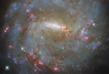 Телескоп Hubble показал спиральную галактику в 57 млн световых лет от Земли