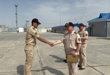 Военных моряков, спасших людей в Каспийском море, наградили в ВМС