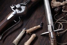 Меч, винтовку и самодельный пистолет нашли у работника СТО Уральска