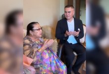 Арман Давлетьяров вручил подарки Бибигуль Тулегеновой