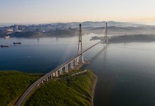 Обнаженный мужчина устроил утренний заплыв по реке