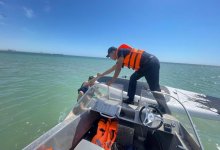 Сапбордистов унесло течением в открытое море на Каспии