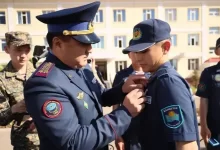 В Астане медаль получил спасший подростка солдат Нацгвардии