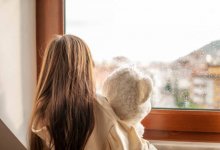 Шокирующее видео с избиением девочки-подростка рассылают в мессенджерах