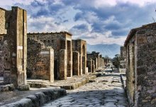 "Здесь был...": МИД подтвердил задержание казахстанца за вандализм в Помпеях