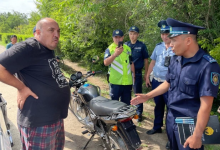 Скандал устроил полицейским отец подростка на мотоцикле