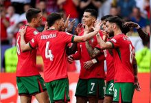 Целился в голову? Болельщик прыгнул на Криштиану Роналду (ВИДЕО)