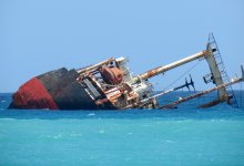 Мигрант на тонущем судне задушил девочку-подростка на глазах ее матери