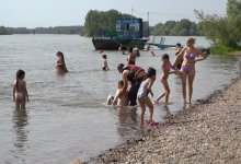 Отдыхающие на пляже в ВКО временно стали спасателями