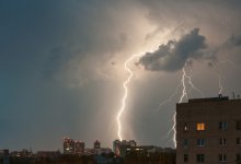 Молния оставила без электричества несколько районов в Щучинске