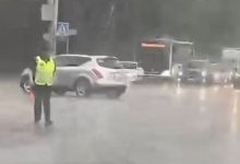 Регулировщик прославился в сети после ливня в Усть-Каменогорске (ВИДЕО)