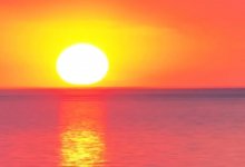 Малиновый закат на Каспийском море заснял казахстанец (ВИДЕО)