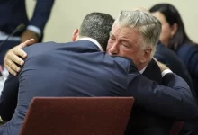 Актер Алек Болдуин разрыдался в суде: с него сняли обвинения в убийстве