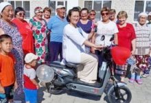 Жители села в Актюбинской области подарили медсестре электровелосипед