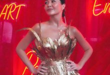 Асель Садвакасова поразила казахстанцев платьем из перьев