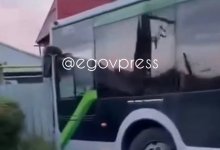 Водитель автобуса с пассажирами въехал в забор в Алматы
