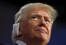 Флешмобом с перевязанными ушами республиканцы поддержали Трампа