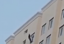 Был пьян и матерился: свисающего с 14 этажа астанчанина арестовали