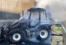 Трактор вспыхнул на улице Саина в Алматы