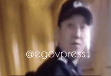 Экс-полицейским из ролика в туалете отказали в восстановлении на работе