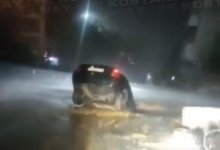 Автомобиль провалился в траншею в Рудном