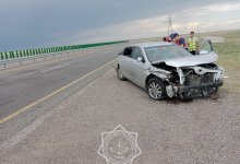 Легковушка врезалась в ограждение на казахстанской трассе