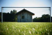 Футбольные ворота упали на ребенка, приехавшего отдыхать на Сибинские озера