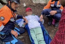 Пенсионерку эвакуировали на носилках с горы в Боровом (ВИДЕО)