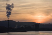 Странный дым на заводе Qarmet напугал темиртаусцев (ВИДЕО)