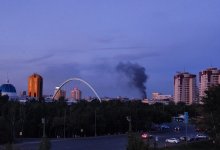 В Астане горит большое заброшенное здание