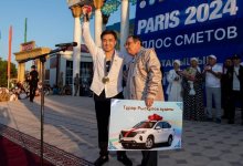 Елдос Сметов подарил автомобиль своему первому тренеру