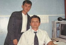 Багдат Мусин опубликовал архивное фото с отцом в здании Казахтелекома