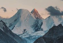 Уникальными кадрами самой высокой горы Казахстана поделился видеограф