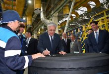 Токаев оставил автограф на шине во время посещения завода в Сарани