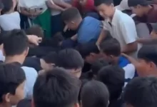 Подростки устроили давку в Актау из-за бесплатных наушников