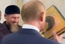 Путин поцеловал Коран в мечети Грозного (ВИДЕО)