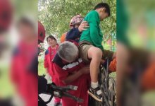 Девятилетний мальчик застрял в заборе в Астане