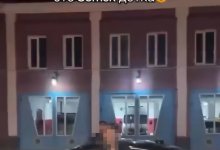 Размялись в пробке: танцующих на дороге парней вызвали в полицию