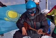 Казахстанец сыграл на домбре на самой высокой точке Европы